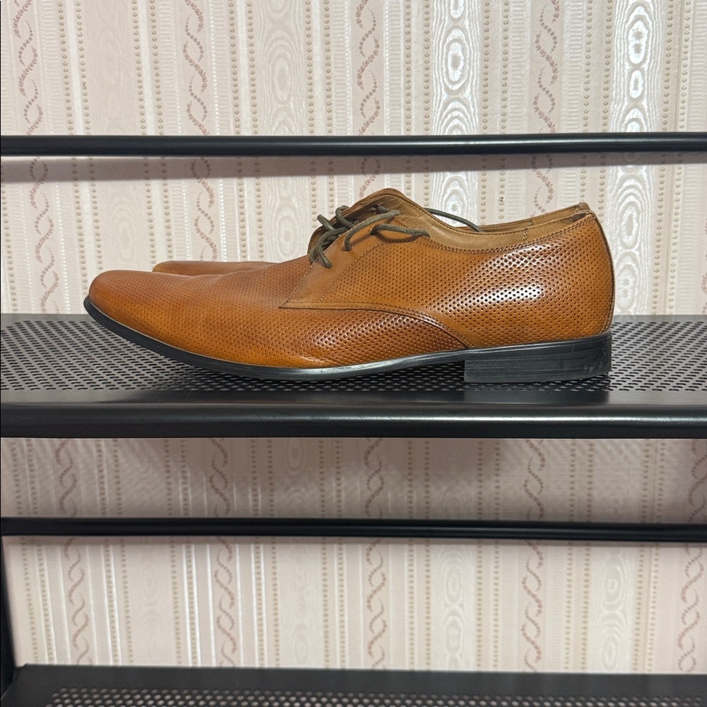 Steve Madden Tan Perforated Oxfords